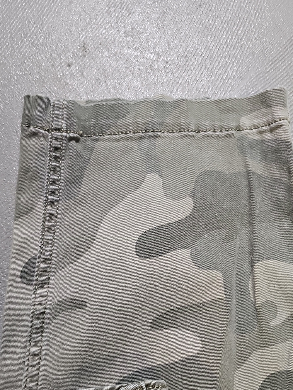 Hollister Jeans Ultra High Rise Dad Pant Utility Cargo In Camouflage Womens - Picture 9 of 10
